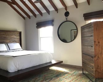 Smugglers Cove - Walk To City Of Hamilton - Hamilton - Bedroom