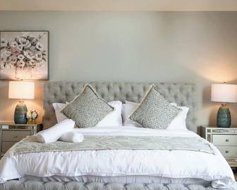 Bright Designer Home w Pool Near Everything - Ontario - Bedroom