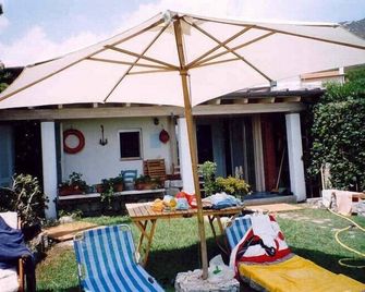 Charming house by the beach, large Mediterranean Garden, pets welcome - Campo nell'Elba - Innenhof
