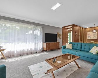 The Nifty Fifties in a Quiet Location - Cedar Rapids - Living room