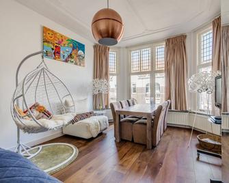Spacious Authentic House in the Best Part of Utrecht - 烏得勒支 - 客廳