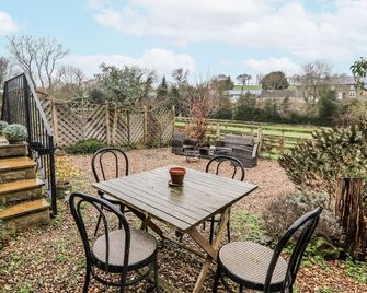 Lair Close Cottage - Harrogate - Patio