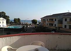 Lovely holiday home in Marina di Mandatoriccio with terrace - Marina di Mandatoriccio - Balkon