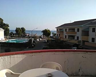 Lovely holiday home in Marina di Mandatoriccio with terrace - Marina di Mandatoriccio - Balcone