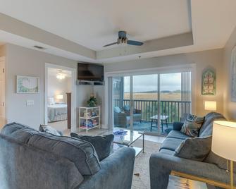 Darien Condo with Boat Dock Access Walk to Downtown - Darien - Living room