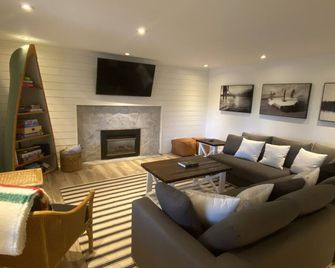 The Paddle House - four season waterfront property in the heart of Muskoka - Bracebridge - Living room