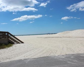 About 1 Mile To Tanger Outlet Mall And about 7 Miles To Gulf Shores Beaches - Foley - Beach