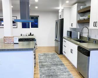 Modern 2 BR, Spacious Guesthouse in Seward Park/Columbia City Next to Lake WA - Seattle - Kitchen