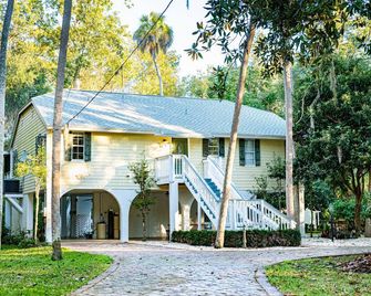 Beautiful and Secluded Waterfront Home With 2 Docks on 2.5 acres. - Inglis - Edificio