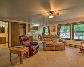 Cozy Anglers Apt - Steps to Trout Fishing River! - Columbus - Living room