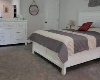 Country Get Away 1 Bedroom Apartment - Elkton - Bedroom