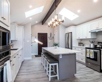 Sun Drenched Lakefront Cove - Monticello - Кухня