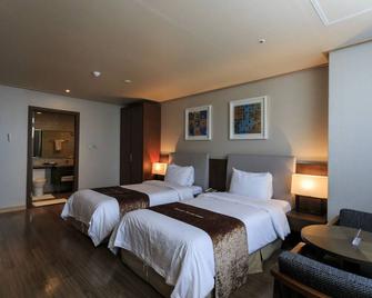 Hyunjin Tourist Hotel - Donghae - Bedroom