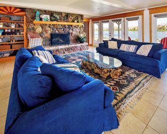 Parker Paradise! 7BR, 14 beds, waterfront, beach, private dock, sleeps 16 - Паркер - Вітальня