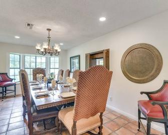 2 Mi to Dtwn: Spacious Angleton Home w/ Courtyard! - Angleton - Dining room