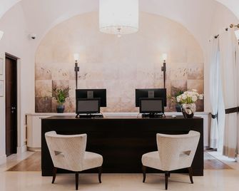 Mamaison Hotel Le Regina Warsaw - Warsaw - Front desk