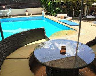 Phuket Gay Home Stay - Caters to Men - Kathu - Pool