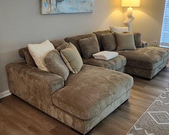 Charming 4-bedroom house in Alpharetta with WiFi and AC - Alpharetta - Living room