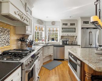 Peaceful 5-Br Escape Near Stratton - Windham - Cocina