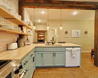 Adorable 3- Bedroom Country-Side retreat w/Hot Tub - Ellensburg - Kitchen