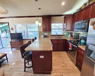 Hawaiian Cottage - Heated Pool Walk to the Beach - Cocoa Beach - Kitchen