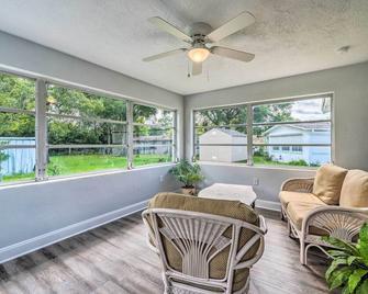 Contemporary Beverly Hills Gem with Sun Room! - Beverly Hills - Living room