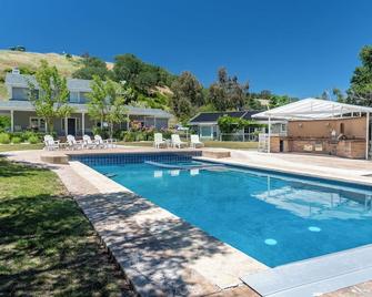 Hidden Hills--Luxury Wine Country Home with Pool, Spa and Bocce Court! - Templeton - Pool