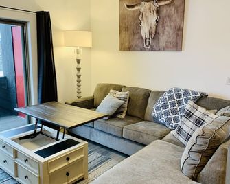 Modern Farmhouse Mountain Town Retreat - Victor - Living room