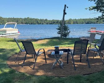 Quiet waterfront cabin near Tomahawk & Minocqua, Pet friendly - Tomahawk - Binnenhof