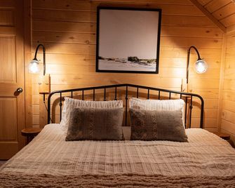 Scenic Mountain Views + Hot Tub | Sleeps 11 + Pets - Cripple Creek - Bedroom