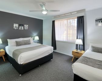 Colonial Motel & Apartments - Young - Bedroom