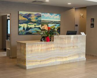 Encore Suites by Service Plus Inns - גרנד פריירי - דלפק קבלה