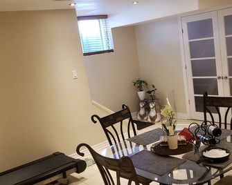 Great Stay Travel Adventure - 5 minutes from Ottawa International Airport South - Ottawa - Dining room
