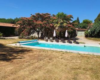 17th century gite with exclusive use of a large private pool and garden - Civray - Piscine