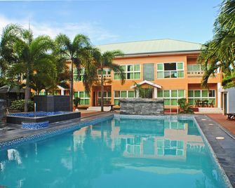 يوا إن أبارتمنتن - باراماريبو - حوض السباحة