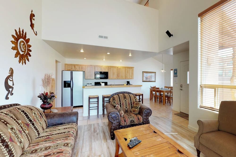 Spacious Townhome ina Great Location with Seasonal Shared Pool and Hot Tub - Moab - Wohnzimmer