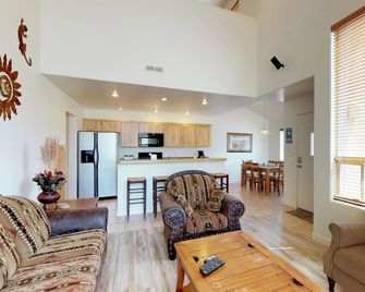 Spacious Townhome ina Great Location with Seasonal Shared Pool and Hot Tub - Moab - Wohnzimmer