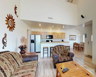 Spacious Townhome ina Great Location with Seasonal Shared Pool and Hot Tub - Moab - Wohnzimmer