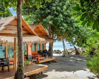 تين موونز ليب ريزورت - جزيرة كو ليبي - شرفة مرصوفة