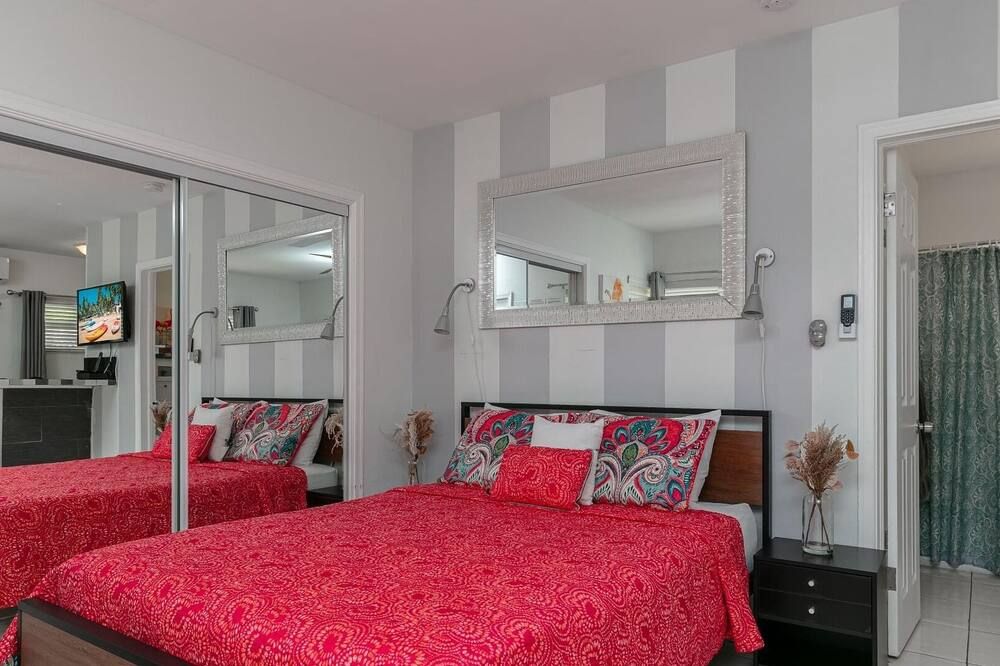 Charming Private Apartment with Full Kitchen – Perfect Location for students! - פורט לודרדייל - חדר שינה