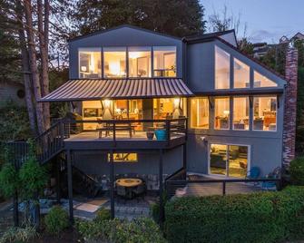 Riverview Luxury Retreat - Camas - Building