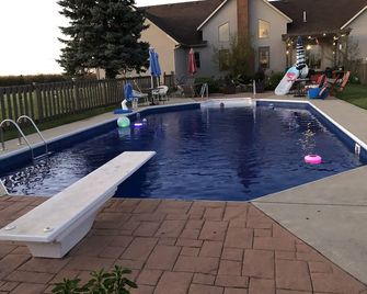 Carey Casa Villa..Full Basement Suite - Washington Court House - Pool