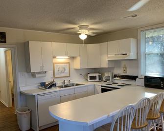 Cozy Cottage: 180 Shoreline, Panoramic View Of Cove & Lake; Pet Friendly, Wifi - Mooresville - Kitchen