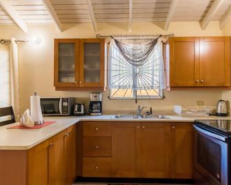 Great location with easy access to downtown and Fairview shopping center. - Bahía Montego - Cocina