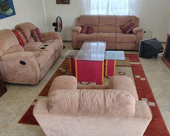 Tropical Villa - روسو - غرفة معيشة