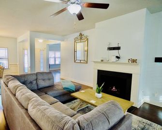 King Bed/3 Car Garage/Ranch Home - Lithia Springs - Huiskamer