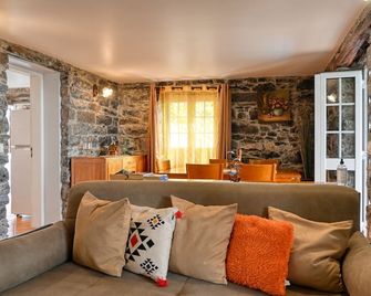 Casa do Pombal, a Home in Madeira - Estreito da Calheta - Huiskamer