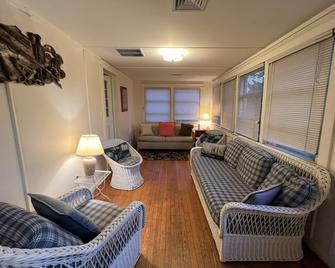Central Heat & Air Conditioned Rental, Walk to Beach, Sleeps 8-10 - Bay Head - Sala de estar