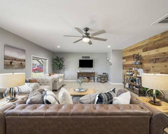 Modern Country Gem/Huge Yard/Coffee Bar/King Bed - Muskogee - Living room