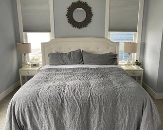 Enjoy the beach, ocean and sunsets no matter the weather. - Pacific Beach - Habitación